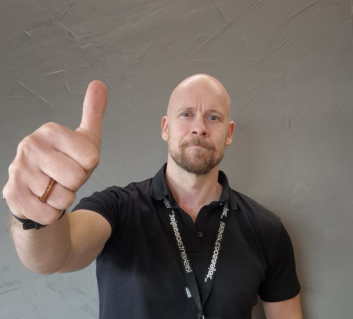 Tuomo Tolonen näyttää peukkua liiketoimintakehitykselle